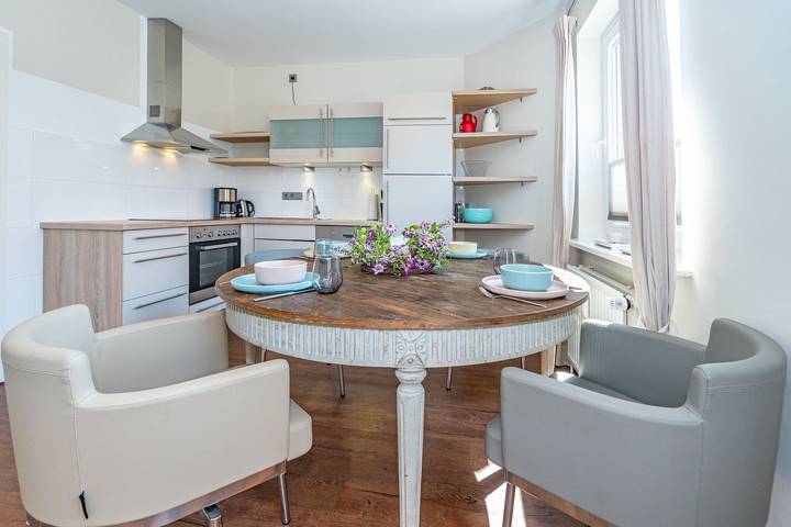 Ganze Wohnung, Zentrale Ferienwohnung für 2 Personen mit Parkplatz in Strandnähe. in Westerland, Sylt (Gemeinde)