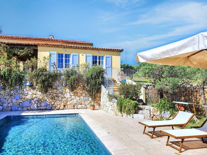 Gîte pour 8 personnes, avec piscine à Aups