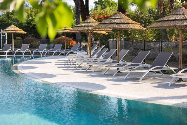 Vakantiepark voor 3 personen, with Terras and Tuin as well as Zwembad in de Provence