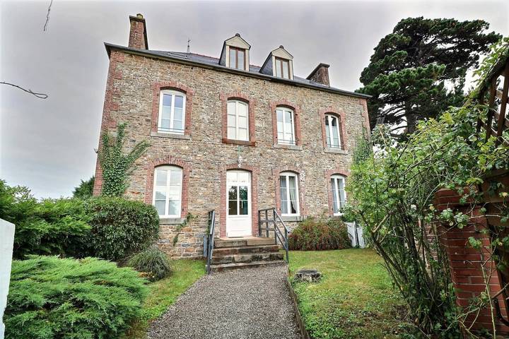 Gîte pour 10 personnes, avec Jardin et Vue à Saint-Broladre