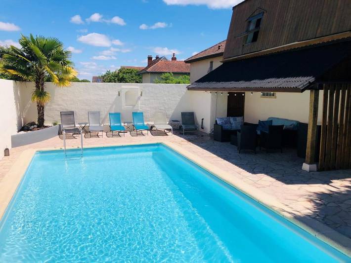 Location de vacances pour 2 personnes, avec Terrasse et Jacuzzi ainsi que Jardin et Piscine à Chenôve