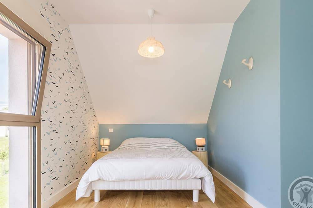Maison spacieuse avec loisirs, terrasse, trampoline et équipements modernes en Normandie in Gouvets, Région de Saint-Lô