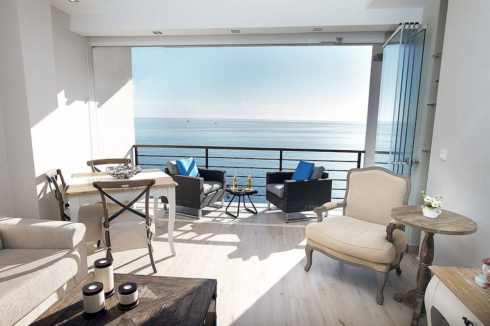 Entire apartment, Deluxe Apartment- Beachfront, Swimming Pool, A/A, Free Wifi And Parking in La Carihuela, Torremolinos
