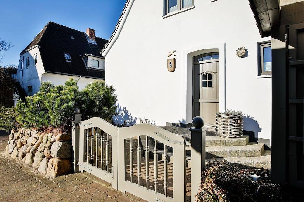 Meerzeit - Moderne Haushälfte mit umzäuntem Garten für bis zu 8 Personen mit in Hörnum, Sylt