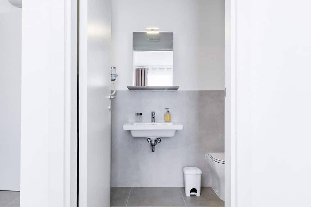 🏡 Modern & Functional Rooms in Mestre – Brand-New Guesthouse with Free Parkingperfectly located for Venice: bus no. 5 passes every 10 minutes and takes you directly to the historic center in just a few minutes! Rooms are equipped with a comfortable in Mestre, Venice