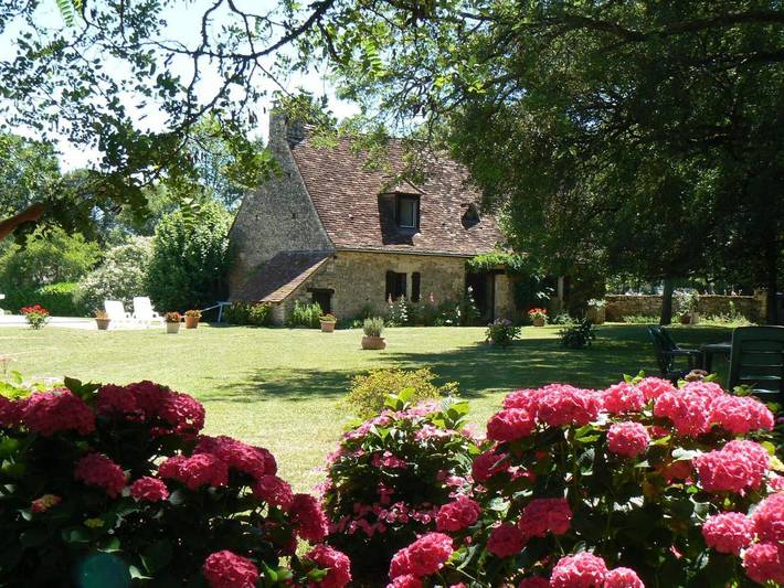Location de vacances pour 6 personnes, avec vue ainsi que jardin et piscine, adapté aux familles à Saint-Aubin-de-Nabirat - 2