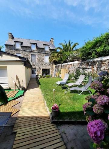 Gîte pour 10 personnes, avec terrasse ainsi que jacuzzi et jardin à Matignon