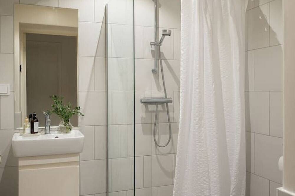 Ganze Wohnung, Privat terrass • T-bana över gatan • Plats för 4 in Schwedische Ostsee