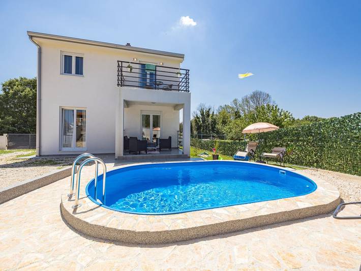 Ferienhaus für 8 Personen, mit Terrasse und Garten sowie Pool