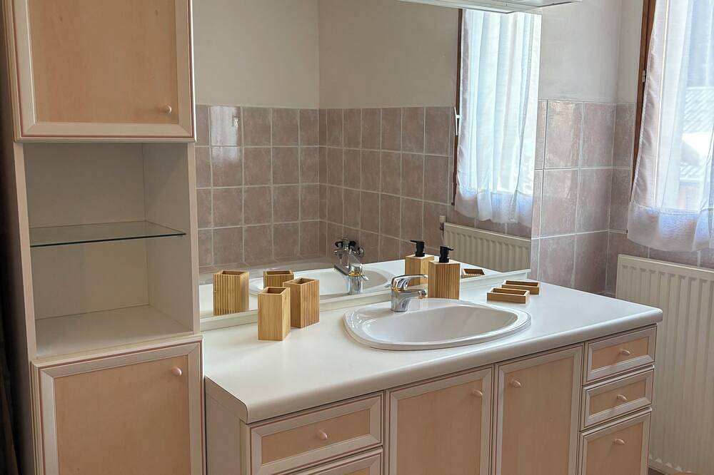 Entire apartment, \"Rental with breathtaking mountain views, for an unforgettable stay!\" in La Léchère, Le Grand Domaine