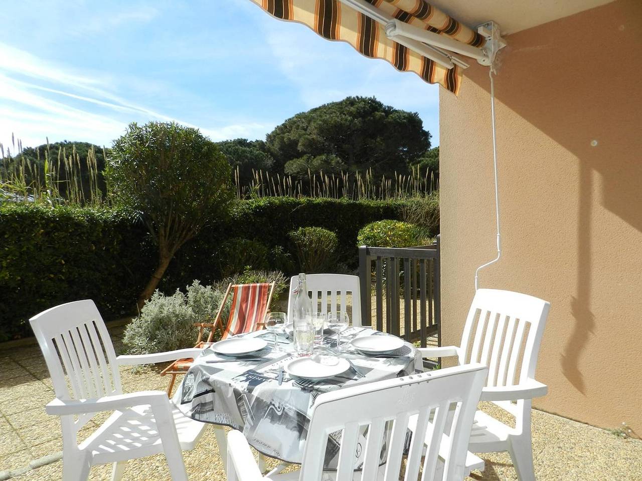 Ganze Wohnung, Studio in Bormes-les-Mimosas mit Strandzugang, Terrasse und Parkplatz in Bormes-les-Mimosas, Parc national Port-Cros