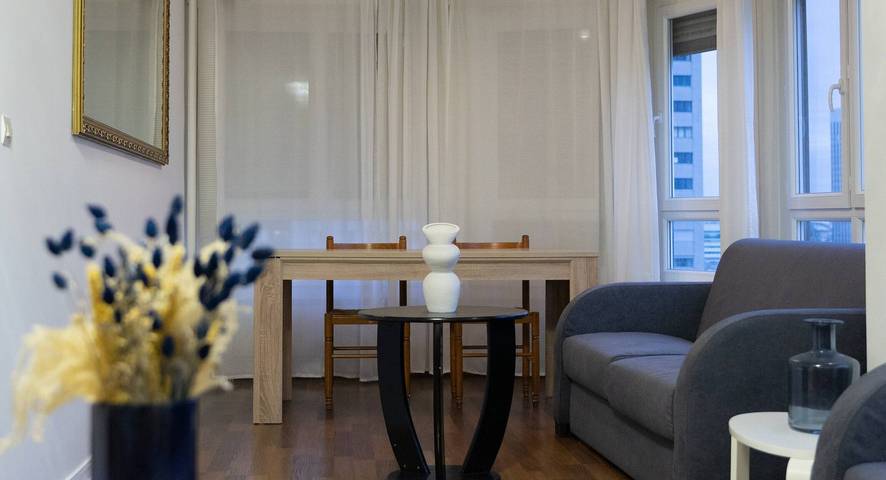 Appartement entier, Appartement avec vue sur Paris et accès direct pour 10 personnes in Courbevoie, Hauts-de-Seine