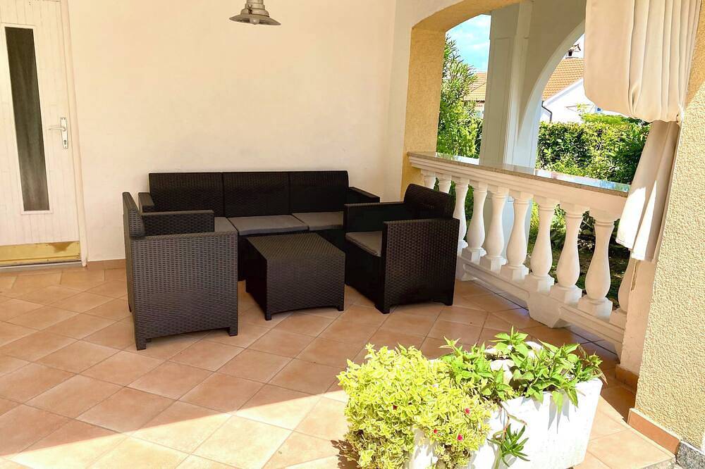 Entire apartment, Modern Apartment, only a few minutes to the beach and the city centre in Njivice, Krk