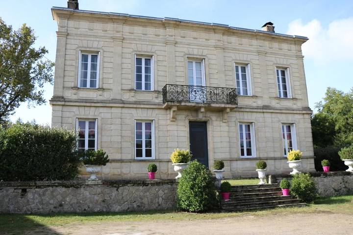 Maison d’hôte pour 3 personnes, avec Balcon et Terrasse ainsi que Jardin et Piscine