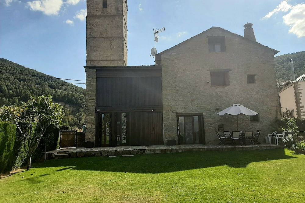 House with beautiful garden in Navasa, Jaca