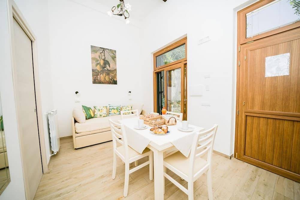 Ganze Wohnung, Pontone di Scala - Lemons & Sun apartment can accommodate up to 4 people. The property has 1 bedroom with double bed and a living area with kitchenette and sofa bed. The kitchenette is equipped with a dining table, a coffee machine, a refrigerator and a in Scala, Amalfiküste