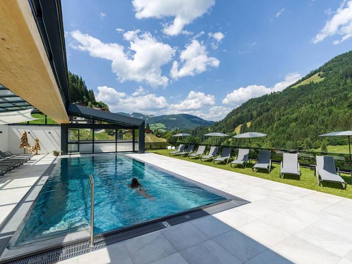 Hôtel, avec Terrasse ainsi que Piscine et Sauna dans Auffach