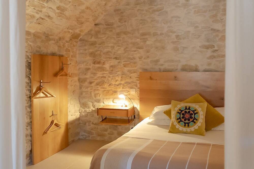 Maison Homan avec jardin/terrasse romantique accroché aux remparts du Château in Grignan, Région de nyons