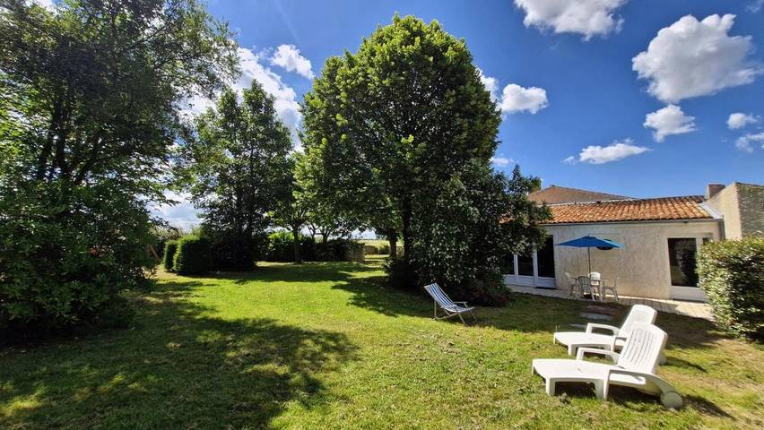 Location de vacances pour 4 personnes, avec Terrasse ainsi que Jardin et Vue à Grézac