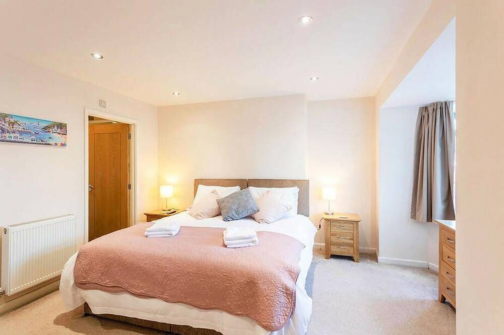 Anzac is a spacious four-bedroom holiday home in Brixham in Brixham, Torbay