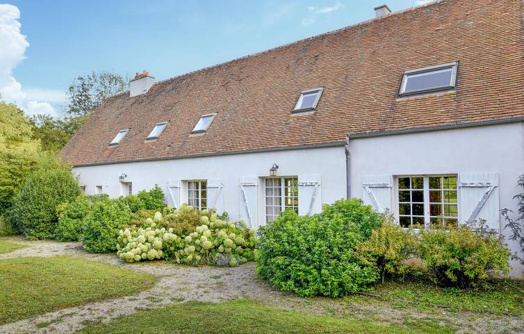 Location de vacances pour 14 personnes, avec terrasse ainsi que jardin et piscine, animaux acceptés à Yèvre-la-Ville - 4