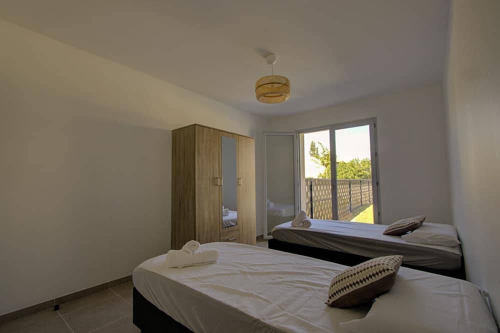 New villa with private pool in the heart of the village - sleeps 4 in Suze-la-Rousse, Nyons region