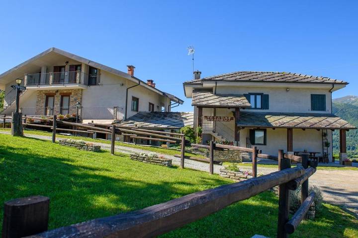 Gîte pour 4 personnes, avec Balcon et Terrasse ainsi que Jardin et Vue à Paesana
