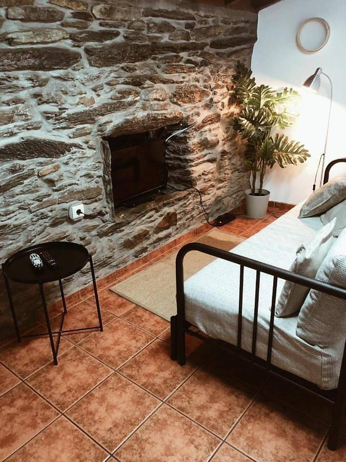 Two-Bedroom House in Vale de Mendiz, Casal de Loivos e Vilarinho de Cotas, Vale do Douro