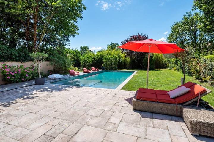 Location de vacances pour 16 personnes, avec piscine ainsi que terrasse et jardin à Écully - 4