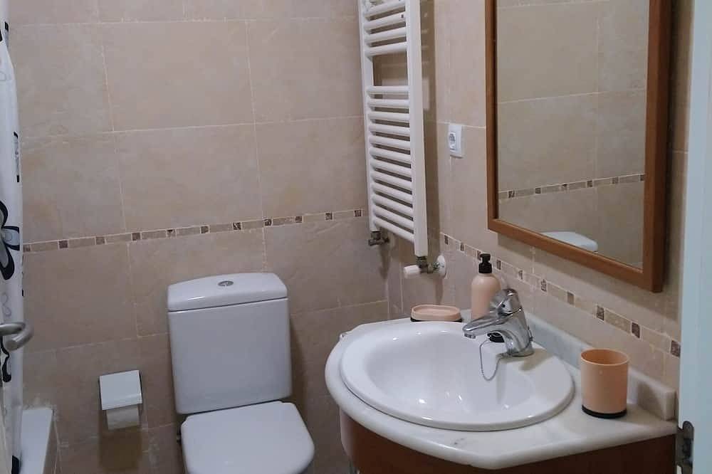 Entire apartment, Las Margas. Golf. Bicycle. Skiing. Swimming pool. in Sabiñánigo, Spanish Pyrenees