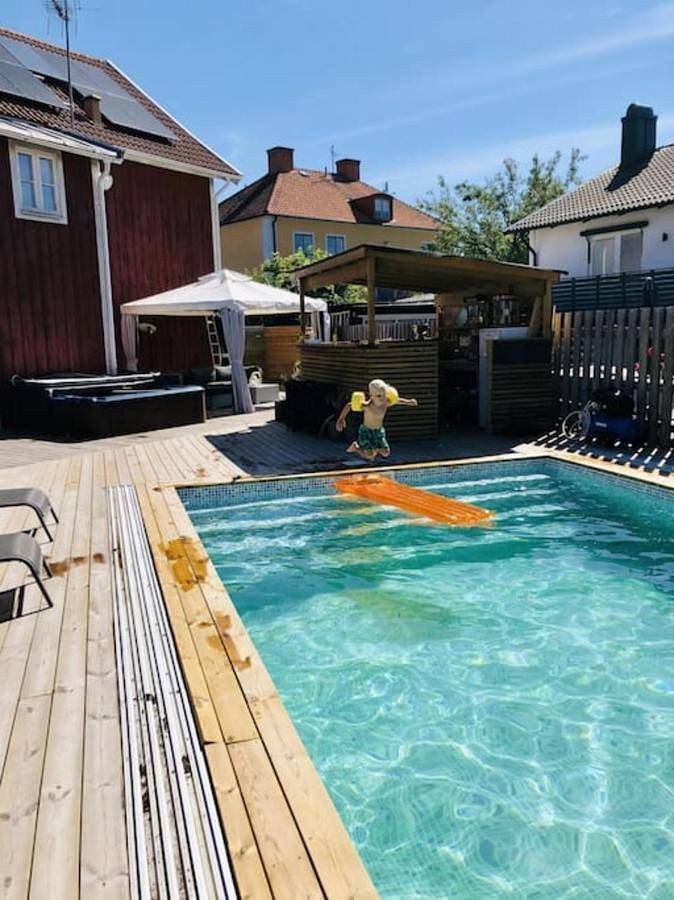 Location de vacances pour 10 personnes, avec Jacuzzi et Terrasse ainsi que Jardin et Piscine à Kalmar