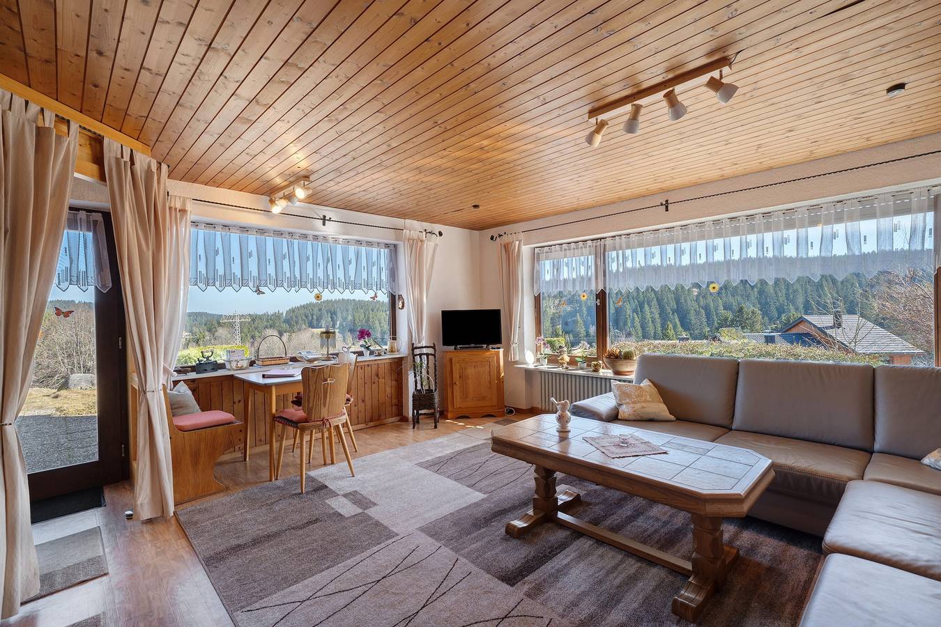Entire apartment, Haus Hölltalblick Apartment '70 Qm' with Private Terrace, Shared Garden and Wi-Fi in Schönwald, Southern Black Forest