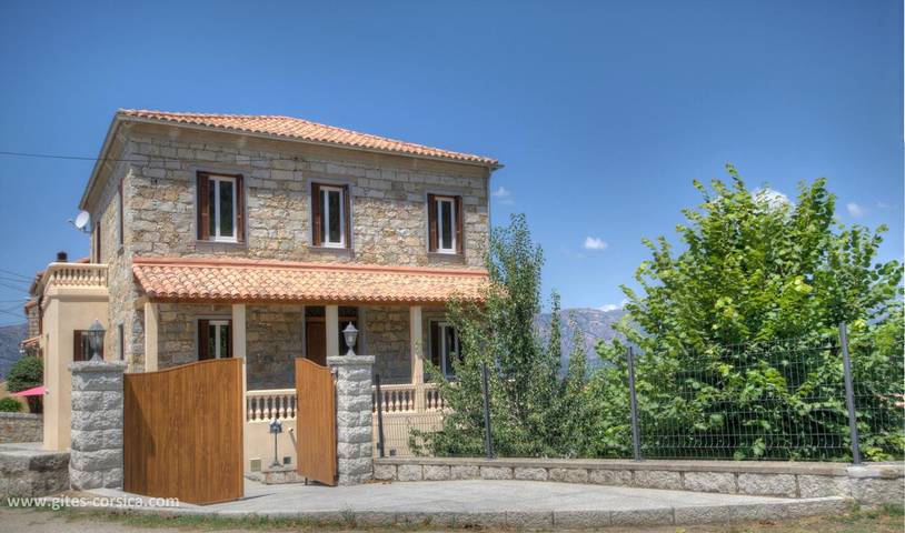 Gîte pour 2 personnes, avec Terrasse ainsi que Jardin et Vue à Altagène