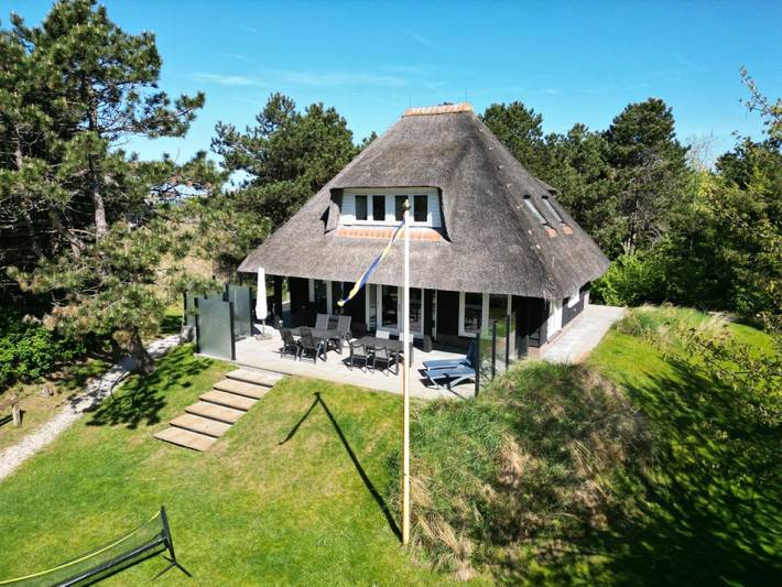 Vakantiehuis voor 10 personen, with Balkon/Terras and Terras as well as Tuin and Zwembad op Ameland