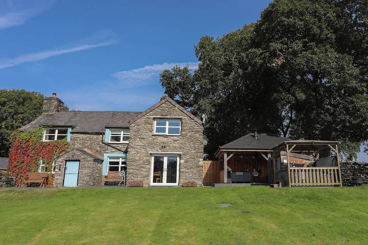Log cabin for 8 people, with hot tub and garden in Betws-y-Coed