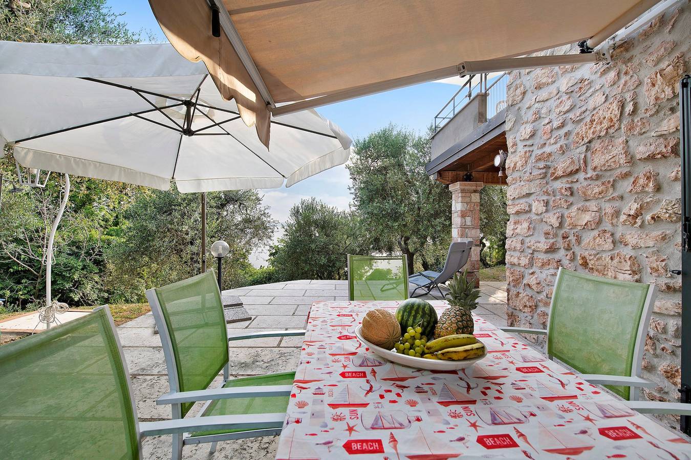 Ferienhaus "Rustico Alle Fornare" mit Blick auf den See und die Berge in Torri del Benaco, Gardasee-Berge