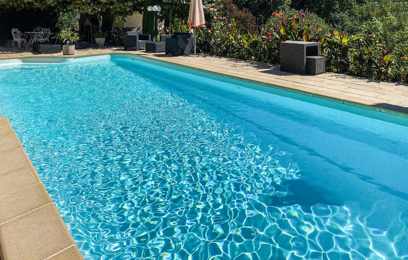 Charmant appartement met 2 slaapkamers, zwembad en tuin, vlakbij Le Bellevue in Sarlat-la-Canéda, Périgord Noir