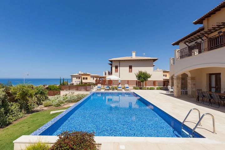 Villa for 10 people, with children pool and garden as well as pool in Aphrodite Hills
