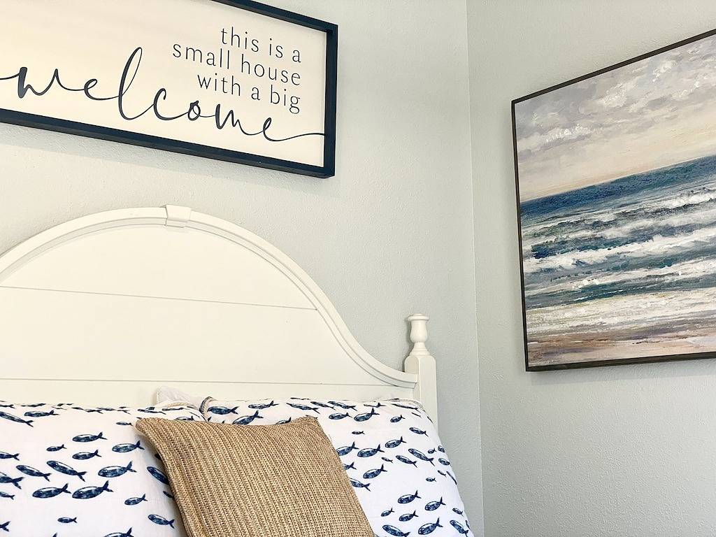 Cozy Semi Oceanfront Cottage with a Hop, skip and a jump to the beach in Whalebone, Nags Head