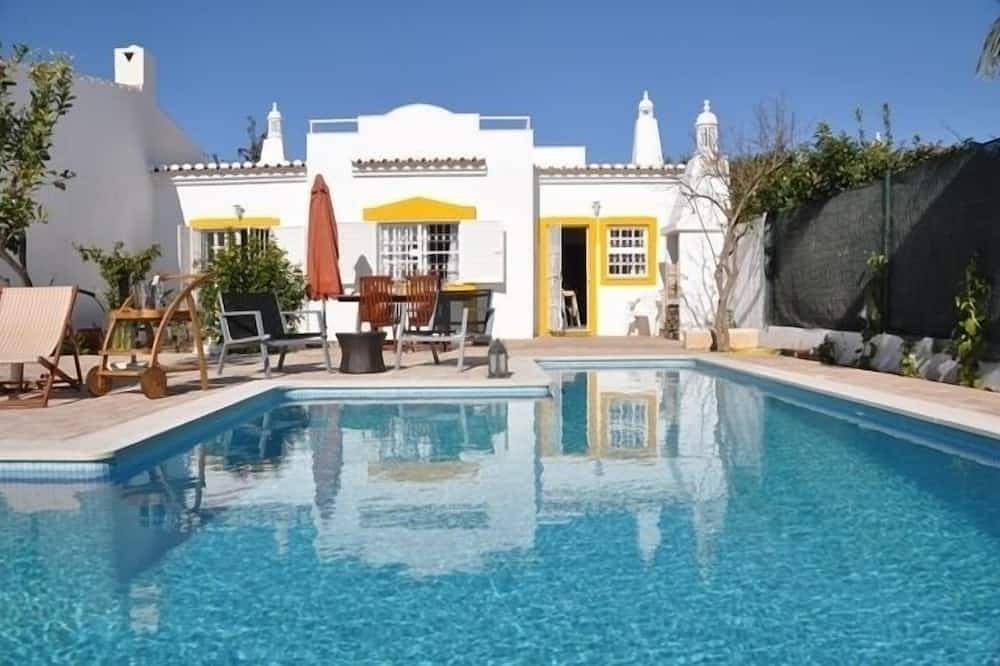 Villa 500 meters from the sea with private saltwater pool in Meia Praia in São Sebastião, Lagos