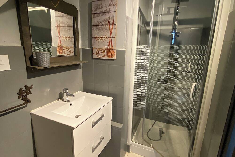 Entire apartment, Champsaur : Authentic gîte 1250m - Exceptional mountain view - Garden in Saint-Bonnet-en-Champsaur, Écrins National Park