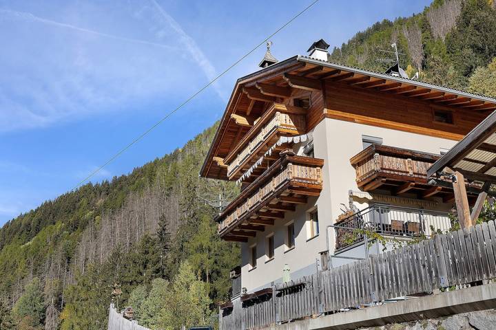 Ganze Wohnung, Apartment 'Alpenblau' mit Bergblick, Balkon und WLAN in Sand in Taufers, Kronplatz