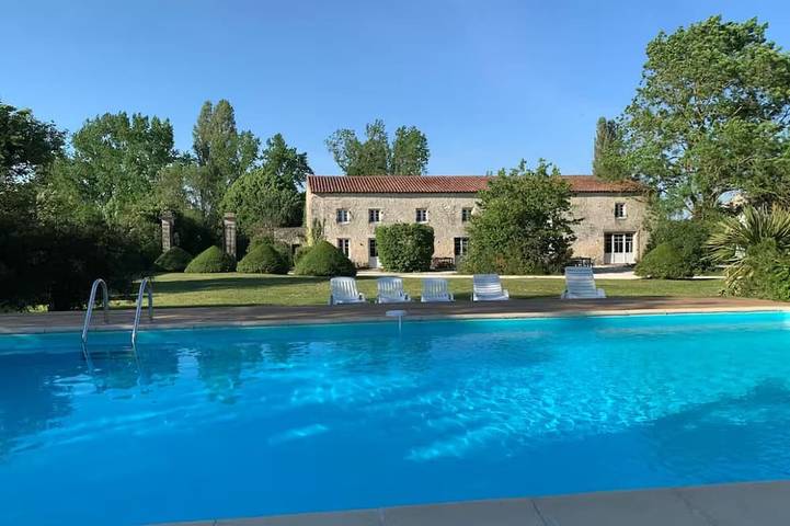 Gîte pour 24 personnes, avec Terrasse et Jardin à Dœuil-sur-le-Mignon