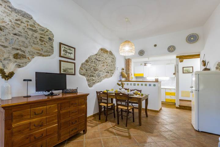Apartamento entero, Apartamento 'Ulivo' con vistas a las montañas, Wi-Fi y aire acondicionado in Piraino, Provincia de Messina