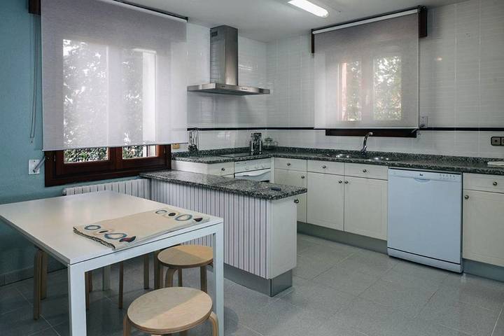 Casa rural para 12 personas, con Balcón y Terraza además de Jardín y Vistas en Rioja Alta - 3