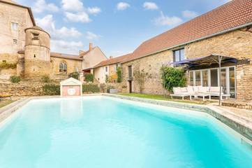Gîte pour 4 personnes, avec sauna et jardin ainsi que piscine et jacuzzi dans La Vineuse sur Fregande