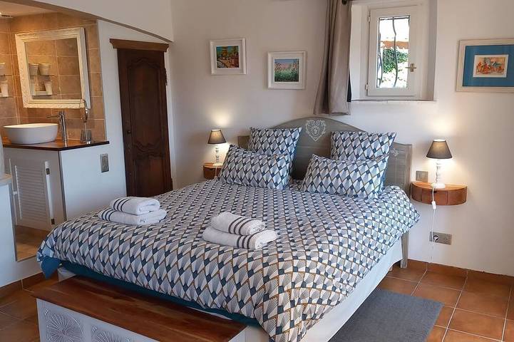 Haus im Geiste eines ruhigen Schafstalls in einem provenzalischen Garten in Bagnols-en-Forêt, Mittelmeerküste (Frankreich)