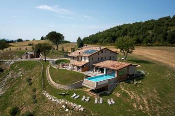 Resort per 2 persone, con piscina e panorama nonché giardino e sauna, con animali domestici nelle Marche