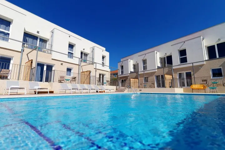 Holiday apartment for 10 people, with pool and garden as well as terrace, child-friendly - 1