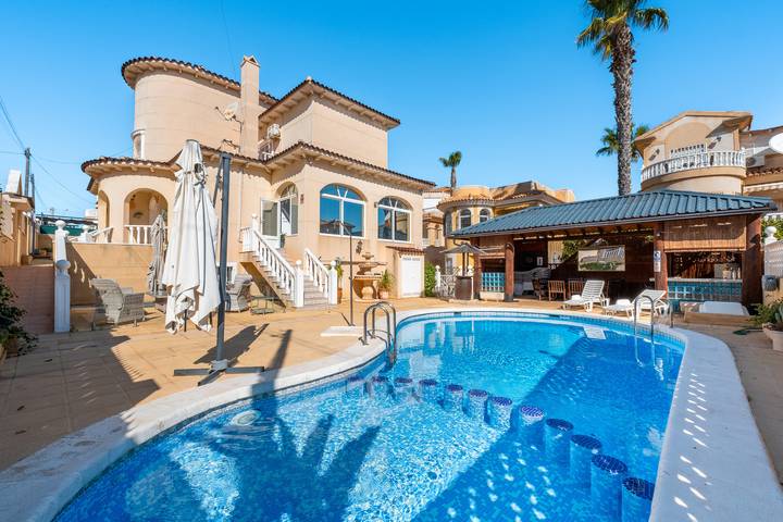 2 Apartamentos en Villa "Sol y Felicidad" con Piscina, Terrazas y Wi-Fi in Orihuela, Costa Blanca